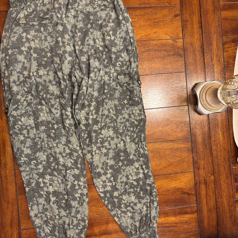 DEMOCRACY SIZE M -LOOSE CAMO FLORAL PANT WITH CUFFS. VERY RELAXED